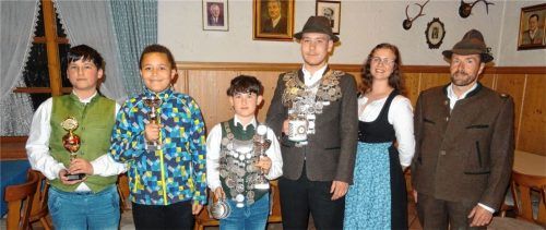 Die Riege der Schützenkönige der ASG Lohholz mit (von links) Jakob Bichlmeyer, David Scherer, Hansi Bichlmeyer, Franz Landenhammer junior, Stefanie Holzmeier und Herbert Brenner.Foto  Bichlmeyer