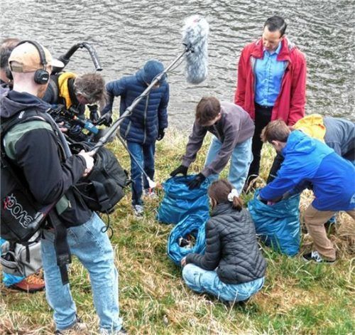 Die Schüler der Klasse 7b werden bei der Müllaktion von einem Filmteam des Bayerischen Rundfunks begleitet.Foto re
