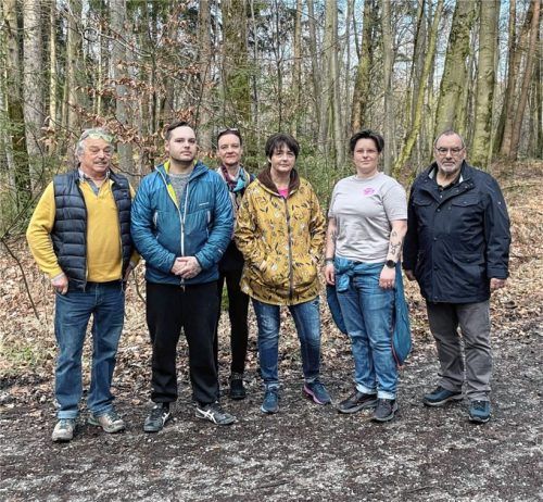 Die Schutzgemeinschaft: (von links) Johannes Gmeiner, Peter Prager, Andrea Zech, Beate Liedgens, Ana Oyarbide und Edi Liedgens wollen nicht, dass hier ein sogenannter Walderholungsplatz entsteht. Foto privat