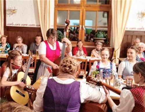 Die Seminarteilnehmer und ihre Lehrer traten gemeinsam im Saal des Gasthauses Maurer auf. Foto Hötzelsperger