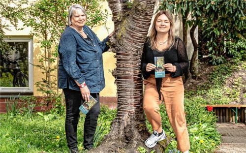 Die Seniorenbegegnungsstätte bietet in diesem Jahr einen „Waldsommer“. 37 Veranstaltungen – verteilt über sechs Monate – haben sich Lena Schmid von der Begegnungsstätte (rechts) und Ursula Flohr-Brumm vom Förderverein dafür ausgedacht.Foto Thomae