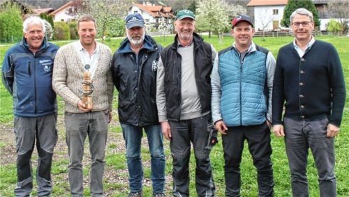 Die Sieger des Ostermontagshufeisenturniers in Nußdorf sind „De Rosserer“. Sebastian Grandauer (Zweiter von rechts), daneben Sebastian Dandlberger, Sepp Fischer und Martin Schweinsteiger. Die Glückwünsche überbrachten Nußdorfs Zweiter Bürgermeister Helmut Brunner (rechts) und Vereinsvorstand Hans Dräxl (links). Foto  Steffenhagen