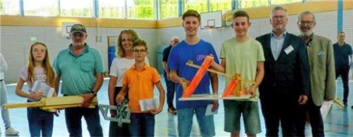 Die Sieger: (von links) Pauline Reichl mit Opa, Karin Bressel, Laurin Duschl, Moritz Reichgruber und Johannes Mayerhofer, Schulleiter Thomas Fraundorfner und Richard Fischer. Foto Fischer