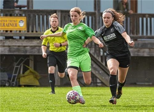 Die spätere Torschützin zum 2:1, Amani Kurzmeier (links), setzt sich im Laufduell durch.Foto Dirk Habermann