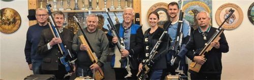 Die Teilnehmer am Finalschießen der Thomasschützen mit ihren Luftgewehren: (von links) Josef Steindlmüller, Sebastian Voggenauer, Wolfgang Michel, Daniela Dudek, Florian Kornprobst und Johann Aicher.Foto