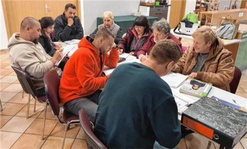 Die Teilnehmer des Deutschtreffs der Asylhilfe Bruckmühl lernen intensiv. Foto Asylhilfe Bruckmühl