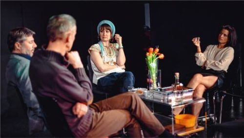 Die traute Viersamkeit täuscht: (von links) Oliver Schmidt, Oliver Männer, Mirjam Bertagnolli und Julia Plank. Foto Winkler