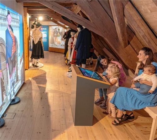 Die unterschiedlichsten Trachten aus ganz Bayern können Besucher digital im kürzlich gegründeten Museum in Holzhausen bewundern.Foto  Bayerischer Trachtenverband