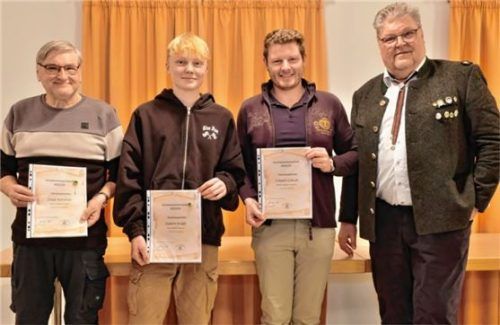 Die Vereinsmeister: Josef Kovacic (Auflage-Schützen), Simon Rupp (Jugend) und Julian Schick mit Schützenmeister Hermann Eggert. Foto huber