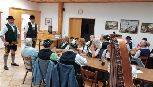 Die Vorsitzenden der Trachtenvereine „D’Mangfalltaler“, Michael Beutl (stehend, von links), und „Immergrün“, Christian Staudinger, zelebrierten ihre Vereinsfreundschaft mit einem gemeinsamen Fest. Foto re