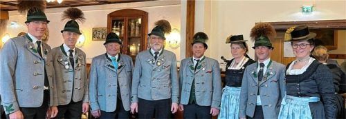 Die Vorsitzenden ehrten Mitglieder für 25- und 50-jährige Vereinszugehörigkeit: Zweiter Vorsitzender Bert Furtner, Sepp Häusler, Siegi Hinterberger, Hans Schmid, Martin Alt, Doris Alt, Vorsitzender Simon Rothmayer und Susi Stocker.Foto Rothmayer