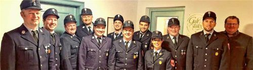 Die Vorstandschaft nach der Wahl: (von links) Martin Hainzl, Richard Kurz, Josef Schildhauer, Kommandant Martin Posch, Max Hackenberg, Michael Posch junior, Martin Dienersberger, Bernhard Wechselberger, Maria Franz, Anton Mayr, Stefan Wechselberger und Bürgermeister Stefan Adam.Foto re