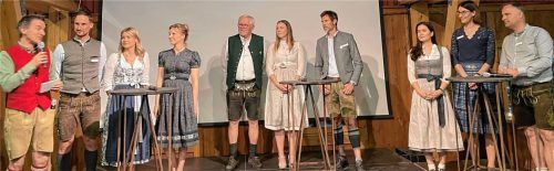 Die Vorstandsmitglieder des WV auf der Mitgliederversammlung, moderiert von (von links) Florian Schrei: Maximilian Werndl, Sophie Lanzinger, Sandra von Gottesheim (Faschingsgilde), Reinhold Frey, Julia Hartinger, Tobias Tomczyk, Tessa Irlbacher, Sabrina Obermoser und Klaus Hertreiter. Foto Baumeister