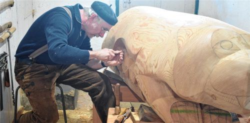 Die Wölfin mit ihren Jungen entsteht: Bildhauer Christian Huba bei der Arbeit an der Tierskulptur. Fotos Blum