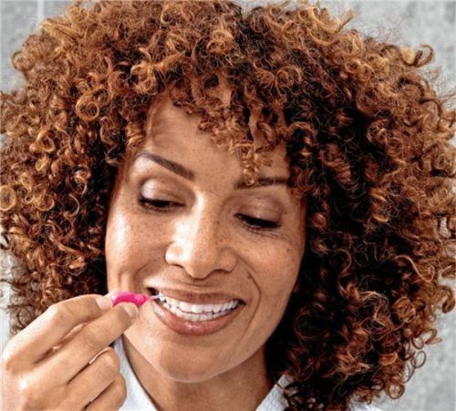 Die Zahnbürste allein reinigt nur bis zu 60 Prozent der Zahnoberflächen. Für den Rest sollten Interdentalbürsten täglich zum Einsatz kommen.Foto djd/www.tepe.com