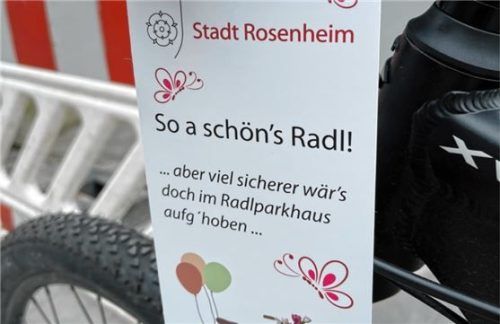 Dieses Schild weist freundlich darauf hin, dass das Fahrrad im Radlparkhaus abgestellt werden sollte.Foto Stadt Rosenheim