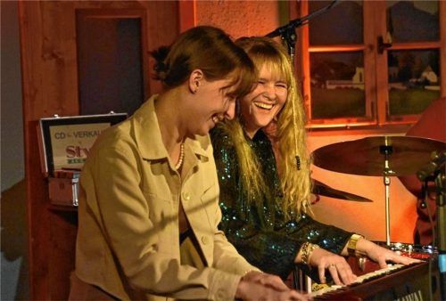 Doppelter Power-Pack: Cili Marsall (links) und Katharina Alber gemeinsam an den Tasten. Foto bovers