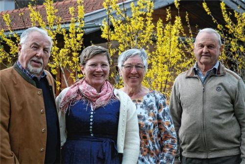 Doppelwechsel an der Spitze: (von links) Vorsitzender Gerd Mannhardt gibt sein Amt an Christine Tettenhammer ab. Thekla Tradler übernimmt den Posten des Zweiten Vorsitzenden von Peter Weißenbacher. Foto  Gartenbauverein Marquartstein