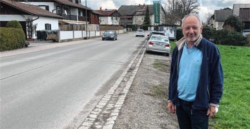 Dr. Karl Auerswald fordert eine Begrenzung auf 30 km/h auf einer Länge von 300 Metern in der Nähe des Seniorenheims an der Aiblinger Straße. Foto Bettinger