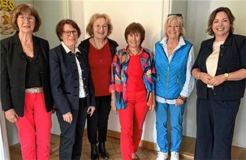 Dritte Bürgermeisterin Steffi Panhans (von rechts) gratulierte dem wiedergewählten Vorstand: Zweite Vorsitzende Marga John, Vorsitzende Cornelia Gerner-Elsässer, Schriftführerin Margit Sievi, Schatzmeisterin Anneliese Dahlem-Jakubik und Beisitzerin Gisela Stanek.Foto John