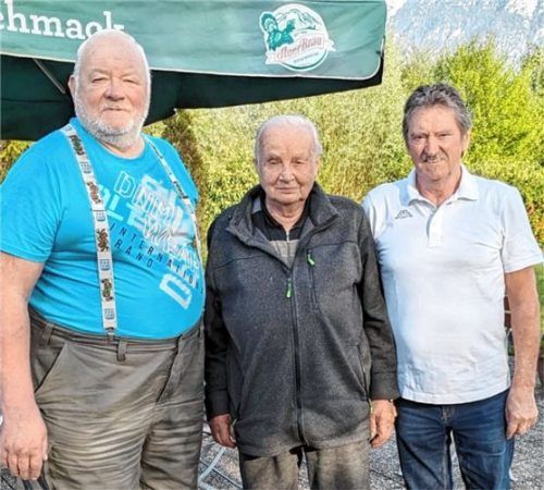 Drücken Ferdinand Harant (Mitte) die Daumen: Die beiden Spielleiter der Auerbräu-Schafkopf-Meisterschaften, Toni Feistl (links) und Hans Winkler.Foto Hötzelsperger