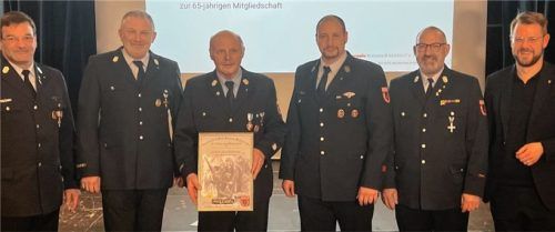 Ehre, wem Ehre gebührt: Erwin Jäkel (Dritter von links), ehemaliger langjähriger Kommandant, wurde für 50 Jahre bei der Feuerwehr zum Ehrenmitglied ernannt. Es gratulierten (von links) Kommandant Martin Strasser, Vorsitzender Josef Birnkammer, Zweiter Vorsitzender Robert Niederschweiberer, Zweiter Kommandant Heinrich Tratzl und Bürgermeister Michael Hetzl. Foto krb