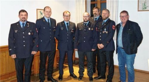 Ehrende und Geehrte: (von links) Patrick Ecker, Andreas Bauer, Christoph Wagner, Jonas Gabriel, Martin Demberger, Michael Licht und Bürgermeister Matthias Huber. Foto Fuhrmann