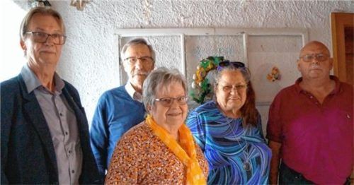 Ehrende und Geehrte: (von links) Wolfgang Mikolajetz, Peter Balzereit-Bäcker, Isolde Wöhrmann, Gisela Merkle und Dieter Bernert.Foto  Richterstetter
