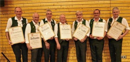 Ehrenurkunden gab es für langjährige Mitglieder: (von links) Florian Obermair, Andreas Astner, Peter Pertl, Martin Obermair, Hubert Wons, Florian Wilhelm und Hans Stocker. Foto re