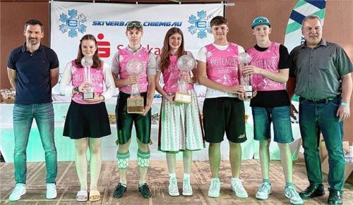 Ehrung der Gewinner: Michael Kinshofer (Kreissparkasse Traunstein/Trostberg), Julia Kimmeringer (Sieg Juniorinnen), Pirmin Mayer (Sieg Schüler), Viola Danzer (Sieg Junioren), Justin Goldhahn, Leonhard Forstner (beide Sieger Junioren) und Andreas Giebel (Sparkasse Berchtesgadener Land, von links).Foto Hofmeister