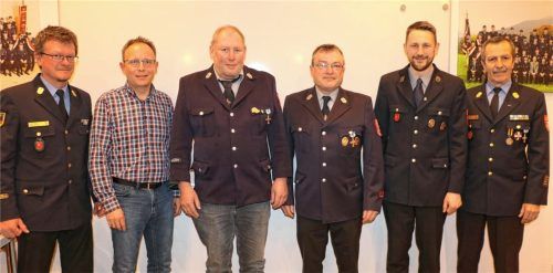 Ehrung für 40 Jahre aktiven Feuerwehrdienst: Kreisbrandrat Richard Schrank (rechts), Kreisbrandmeister Stefan Pfliegl (links), Kommandant Josef Weber (Zweiter von rechts) und Bürgermeister Daniel Mair (Zweiter von links) zeichneten (von links) Georg Kaiser und Sebastian Weber mit dem goldenen Feuerwehrehrenzeichen des Freistaats aus. Foto Rehberg
