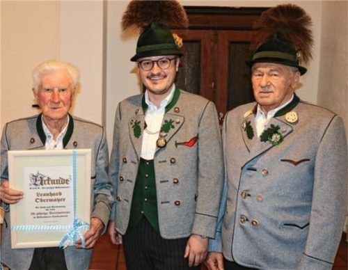 Ehrungen für treue Mitglieder: Der Vorsitzende des Trachtenvereins „Die lustigen Wildenwarter“ Helmut Freund (Mitte) zeichnete Leonhard Obermayer (links) für 70 Jahre und Johann Steindlmüller (rechts) für 60 Jahre Mitgliedschaft aus.Fotos Rehberg