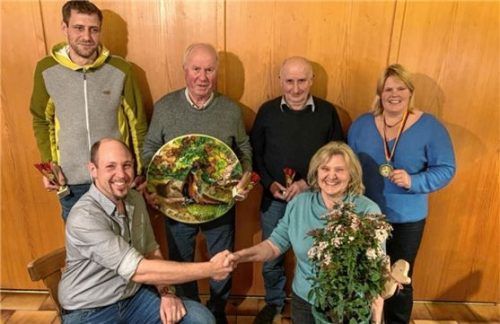 Ehrungen und Dank: (stehend, von links) Michael Schober, Anton Maurer, Wolfgang Maurer und Christa Astner, davor sitzend Schützenmeister Anton Bauer und seine Vorgängerin im Amt, Gertraud Schober.Foto Stuffer