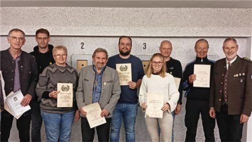 Ehrungen: von links: Martin Osterloher, Martin Stigloher, Bernhard Mayer, Helena Janzen, Christan Osterloher, Kornelius Janzen, Sabrina Lorenz, Klaus Entz, Fritz Schunk, Schützenmeister Georg Mayer