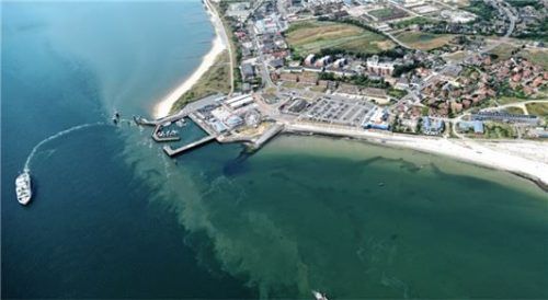 Ein beliebtes Ziel für „Sehleute“: der idyllische Lister Hafen aus der Vogelperspektive. Foto djd/Kurverwaltung List auf Sylt/Ulli Müller - Falcon Crest Air