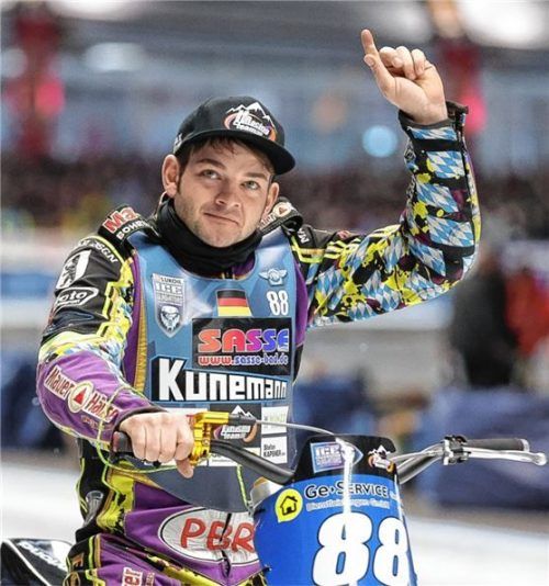 Ein Fingerzeig in Richtung Silber: Der Edlinger Max Niedermaier ist Vize-Weltmeister.Foto Hans Weitz
