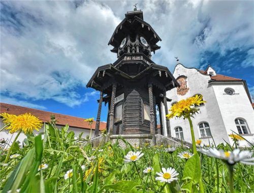Ein Hauch von Fernost inmitten blühenden Löwenzahns: Der chinesische Turm auf dem Festhallengelände. Foto H. Reiter