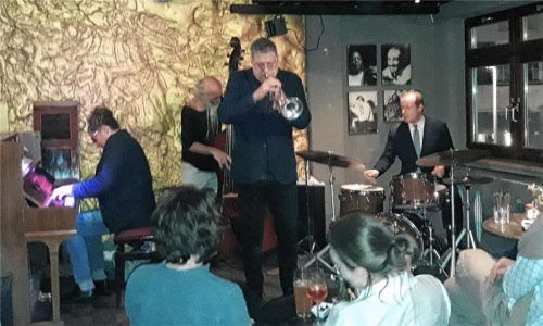 Ein internationales Quartett: Pianist Mark Sherman und Trompeter Joe Magnarelli aus den USA, Bassist Stephan Kurmann aus der Schweiz und Schlagzeuger Bernd Reiter aus Österreich. Foto Prechtl