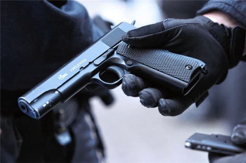 Ein langjähriger Familienzwist wurde aus Bosnien nach Deutschland exportiert, dabei spielte unter anderem auch eine Pistole eine Rolle (Symbolbild) Foto dpa