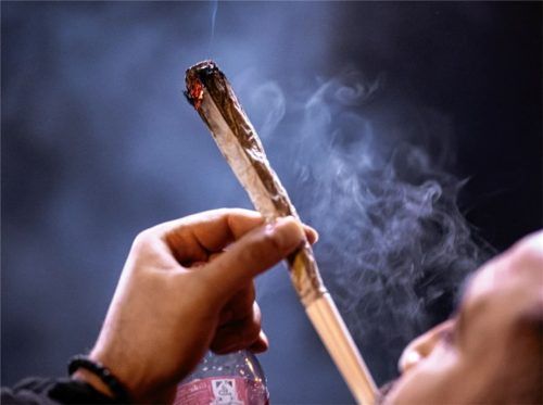 Ein Mann raucht einen Joint. Das ist seit dem 1. April grundsätzlich legal, allerdings mit vielen Einschränkungen – und vor allem weiter im Fokus einer intensiven gesellschaftlichen und politischen Debatte. Foto dpa