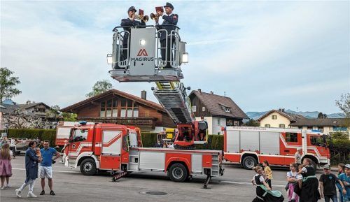 Ein musikalisches Ständchen in luftiger Höhe spielten zwei Feuerwehrler für die vielen Gäste der Einweihungsfeier. Foto Hoffmann