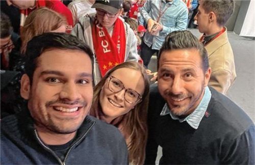 Ein perfekter Fußballnachmittag für die gebürtige Rosenheimerin Miriam Meyer und ihren Freund Manu, der aus Peru kommt. Die Kartengewinner des letzten Gewinnspiels trafen Claudio Pizarro beim 8:1-Sieg gegen Mainz im Museum in der Allianz-Arena. „Für meinen Freund ist ein Traum in Erfüllung gegangen, denn Pizarro ist ein Fußball-Held in Peru“, freute sich Miriam Meyer über das Erlebnis in der Allianz-Arena.Foto Privat