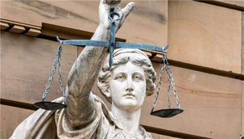 Ein Pfleger aus dem Wasserburger Land musste sich vor dem Amtsgericht Rosenheim wegen sexueller Nötigung und Missbrauchs verantworten. Foto dpa/picturealliance