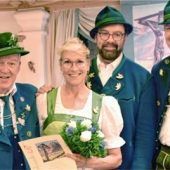 „D’Gamsgebirgler“ ernennen Hannerl Hell zum neuen Ehrenmitglied