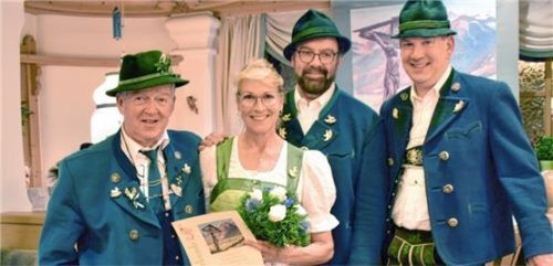 Eine besondere Freude war es (von links) Vorsitzendem Andi Hell, seine Ehefrau Hannerl Hell zum Ehrenmitglied der „d’Gamsgebirgler“ zu ernennen. Auch stellvertretender Vorsitzender Otto Zaiser und Kassier Christian Prasser gratulierten. Foto  Wunderlich