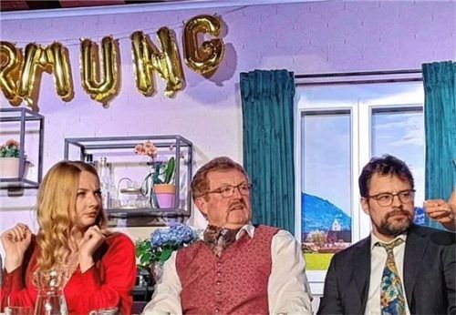 Eine Familienfeier eskaliert: (von links) Bernadette Millauer, Johannes Hartig und Tobias Kern.Foto re