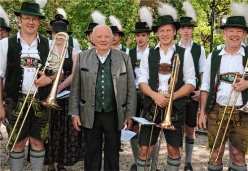 Eine große Musikantenschar gratulierte Sepp Leitner (Mitte) und spielte ihm ein Posaunenstück. Foto Schwitteck