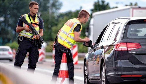 Eine Kontrollstelle der Polizei an der Inntalautobahn bei Kiefersfelden: Hier bewiesen Bundespolizisten im Juli 2023 den richtigen Riecher, als sie bei zwei Männern im Auto unter anderem eine Menge hochwertiger Damenhandtaschen, Schuhe, Parfüm, Schmuck, Silberbesteck und eine Reihe von Ölgemälden fanden. Foto dpa
