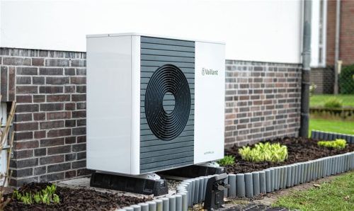 Eine Wärmepumpe vor einem Haus: Schon ein kleines Gerät dieser Art bringt 100 Kilo auf die Waage. Ein Diebstahl einer Wärmepumpe gleicht einem Kraftakt. Foto dpa