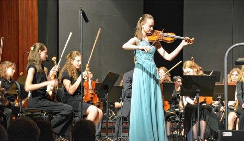 Elisabeth Pihusch (Mitte) im Solo an der Violine mit dem Symphonieorchester unter der Leitung von Susanna Mette. Foto Grun